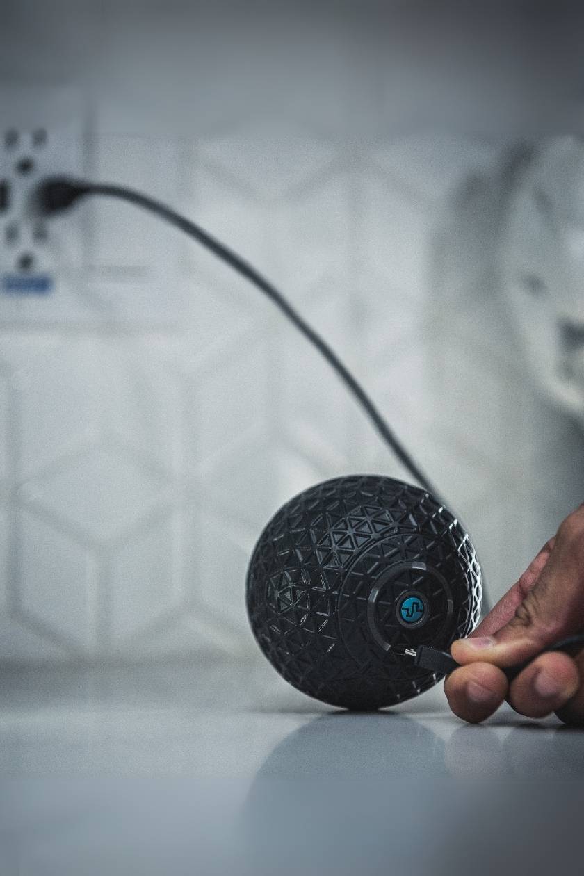 COMPEX MOLECULE™ VIBRATING MASSAGE BALL - Image 4